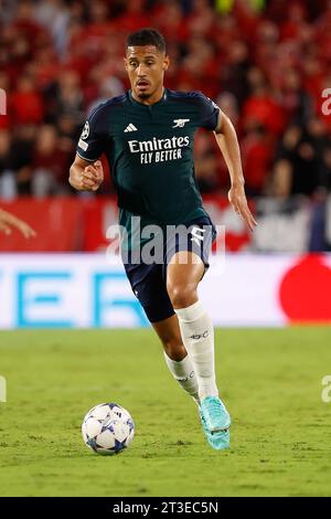 Sevilla, Spanien. Oktober 2023. William Saliba (2) von Arsenal, das während des UEFA Champions League-Spiels zwischen Sevilla FC und Arsenal im Estadio Ramon Sanchez Pizjuan in Sevilla zu sehen war. (Foto: Gonzales Photo/Alamy Live News Stockfoto