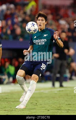 Sevilla, Spanien. Oktober 2023. Takehiro Tomiyasu (18) von Arsenal, das während des Spiels der UEFA Champions League zwischen Sevilla FC und Arsenal im Estadio Ramon Sanchez Pizjuan in Sevilla zu sehen war. (Foto: Gonzales Photo/Alamy Live News Stockfoto