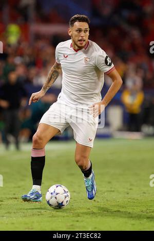 Sevilla, Spanien. Oktober 2023. Lucas Ocampos (5) von Arsenal, das während des UEFA Champions League-Spiels zwischen Sevilla FC und Arsenal im Estadio Ramon Sanchez Pizjuan in Sevilla zu sehen war. (Foto: Gonzales Photo/Alamy Live News Stockfoto