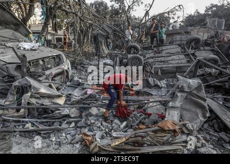 Rafah, Palästinensische Gebiete. Oktober 2023. Palästinenser inspizieren die Schutt eines Gebäudes nach nächtlichen israelischen Luftangriffen auf das Flüchtlingslager Rafah. Abed Rahim Khatib/dpa/Alamy Live News Stockfoto