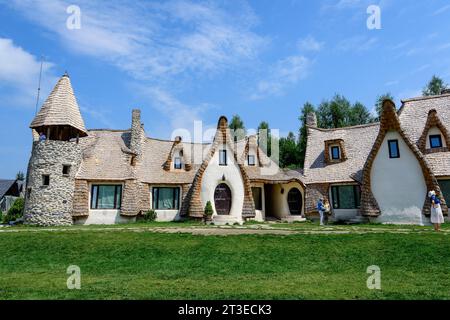 Porumbacu de Sus, Sibiu, Rumänien, 16. Juli 2021: Schloss von Clay aus dem Valey der Fähren (Castelul de Lut Valea Zanelor) in Siebenbürgen (Transilvani Stockfoto