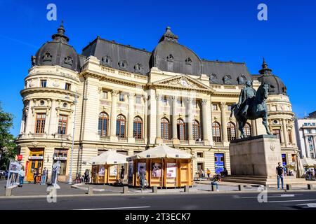 Bukarest, Rumänien, 25. September 2021: Zentrale Universitätsbibliothek mit Reiterdenkmal an König Carol I. davor auf dem Revolutionei-Platz (Pi Stockfoto