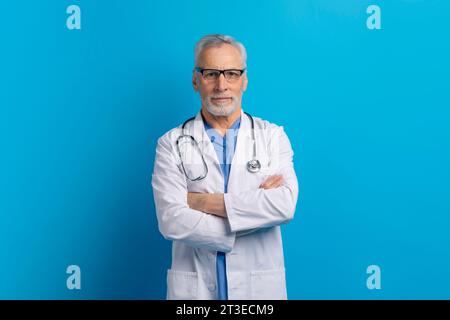 Porträt eines selbstbewussten älteren Arztes in medizinischer Uniform Stockfoto