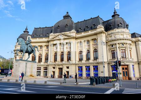 Bukarest, Rumänien - 6. November 2021: Zentrale Universitätsbibliothek mit Reiterdenkmal an König Carol I. davor auf dem Revolutiei-Platz (Pia Stockfoto