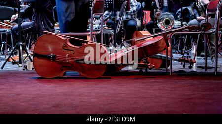 Das Bild von drei Saiteninstrumenten Cello liegt auf der Bühne Stockfoto