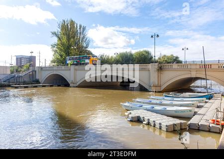 Stadtbrücke über den Fluss Nene, Rivergate, Peterborough, Cambridgeshire, England, Vereinigtes Königreich Stockfoto