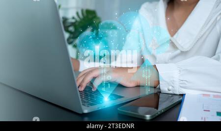 Geschäftsfrau, die Geschäftsdaten aus dem Internet-Netzwerk herunterlädt und die Nutzung von Big-Data-Netzwerken und Cloud-Computing-Systemen zeigt. Stockfoto