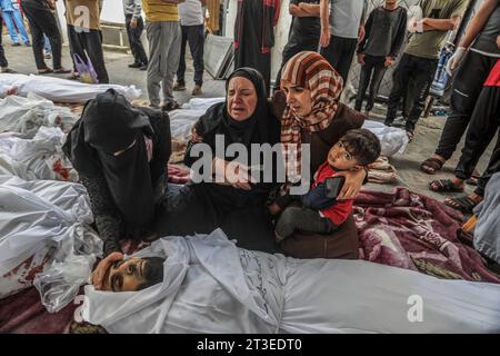 Rafah, Palästinensische Gebiete. Oktober 2023. Palästinenser trauern im Al-Najjar Krankenhaus nach einem israelischen Luftangriff auf ihr Haus um ihre Lieben. Abed Rahim Khatib/dpa/Alamy Live News Stockfoto