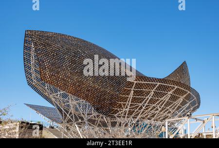 Peix d'Or – Goldfisch-Skulptur entworfen von Frank Gehry, Barceloneta, Barcelona, Spanien Stockfoto