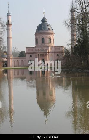 Moschee im Schlosspark Schwetzingen am See / Rote Moschee / Gartenmoschee im türkischen Stil Stockfoto