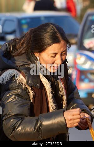 Ein chinesischer Markthändler in der 798 Art Zone (Dashanzi Art District), Peking, China. Stockfoto