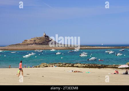 Erquy (Bretagne, Nordwestfrankreich): Strand von Saint Michel aux Hopitaux bei Ebbe im Sommer, Koeffizient 103 und Kapelle Saint Michel de R. Stockfoto