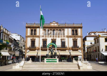 Spanien, Andalusien, Provinz Malaga. Costa del so, Ronda: Bronzestatue des Herkules und der Löwen (Herkules y los Leones) mit dem grünen und weißen an Stockfoto