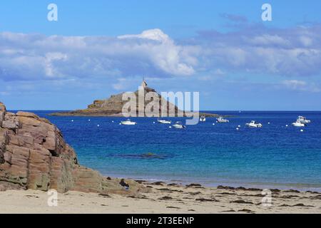 Erquy (Bretagne, Nordwestfrankreich): Strand von Saint Michel aux Hopitaux bei Hochwasser im Sommer und Kapelle von Saint Michel de Roocoloul auf der Insel Stockfoto