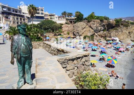 Spanien, Andalusien, Provinz Malaga, Nerja: Die Statue von Chanquete mit Blick auf den Strand von Calahonda, am Fuße des Balcón de Europa (Balcon Stockfoto