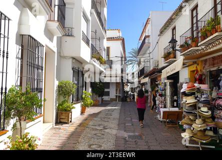 Spanien, Andalusien, Provinz Malaga, Marbella: Spaziergang durch die engen Gassen und Blick auf die traditionellen weiß getünchten Häuser in der Altstadt Stockfoto