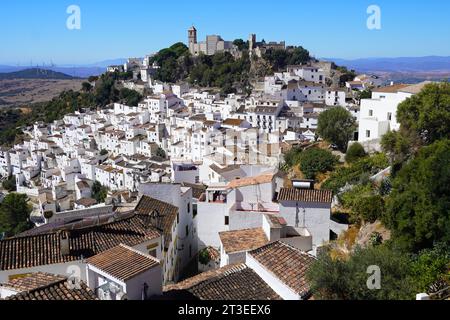 Spanien, Andalusien, Provinz Malaga, Casares: Traditionelle, weiß getünchte Hausfassaden in dem kleinen Dorf, das auf einem Berggipfel thront, erklärten sich an Stockfoto