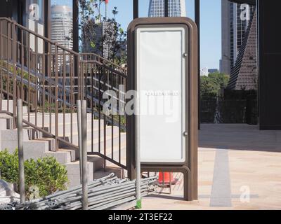 TOKIO, JAPAN - 22. Oktober 2023: Ein Schild für die Azabudai Hills wird im Zentrum von Tokio gebaut. Reiyukai Shakaden Tempel und die beiden Atago GRE Stockfoto