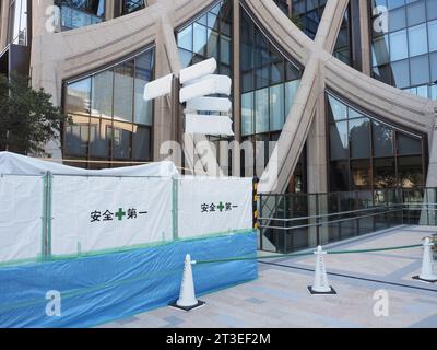 TOKIO, JAPAN - 22. Oktober 2023: Detail des Gartenplatzes B der Azabudai Hills im Zentrum von Tokio. Dieses Gebäude wurde von entworfen Stockfoto