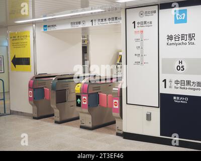 TOKIO, JAPAN - 22. Oktober 2023: Neue Ticketschalter an der U-Bahn-Station Tokio Kamiyacho. Stockfoto