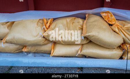 Sandsäcke, Hochwasserschutz, Klintholm Havn, Ostseeinsel Mön, Dänemark Stockfoto