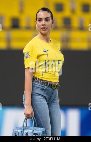 Georgina Rodriguez geht mit einer blauen Birkin Alligator Handtasche und trägt Guess Jeans und Le Silla Stiefel auf dem Spielfeld, nach dem Spiel Al-Nassr FC (KSA) gegen Al Duhail SC (QAT) 2023-24 am 24. Oktober im Al Awwal Park. 2023 in Riad, Saudi-Arabien. Al-Nassr FC besiegte Al Duhail SC mit 4-3, Cristiano Ronaldo erzielte zwei Tore. Foto von Victor Fraile / Power Sport Images Stockfoto