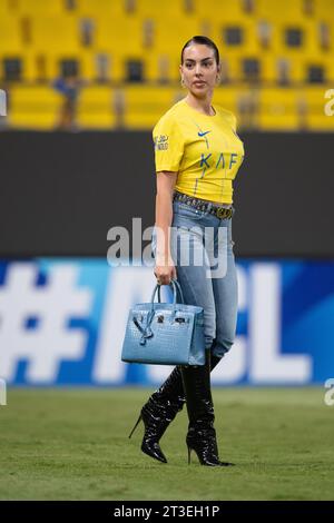 Georgina Rodriguez geht mit einer blauen Birkin Alligator Handtasche und trägt Guess Jeans und Le Silla Stiefel auf dem Spielfeld, nach dem Spiel Al-Nassr FC (KSA) gegen Al Duhail SC (QAT) 2023-24 am 24. Oktober im Al Awwal Park. 2023 in Riad, Saudi-Arabien. Al-Nassr FC besiegte Al Duhail SC mit 4-3, Cristiano Ronaldo erzielte zwei Tore. Foto von Victor Fraile / Power Sport Images Stockfoto