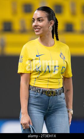 Georgina Rodriguez lächelt mit einer blauen Birkin Alligator-Handtasche und mit Guess-Jeans und Le Silla-Stiefeln auf dem Spielfeld, nach dem Spiel Al-Nassr FC (KSA) gegen Al Duhail SC (QAT) am 24. Oktober in der AFC Champions League 2023-24 Gruppe E im Al Awwal Park. 2023 in Riad, Saudi-Arabien. Al-Nassr FC besiegte Al Duhail SC mit 4-3, Cristiano Ronaldo erzielte zwei Tore. Foto von Victor Fraile / Power Sport Images Stockfoto