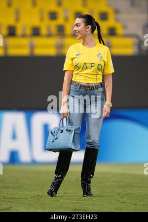 Georgina Rodriguez lächelt mit einer blauen Birkin Alligator-Handtasche und mit Guess-Jeans und Le Silla-Stiefeln auf dem Spielfeld, nach dem Spiel Al-Nassr FC (KSA) gegen Al Duhail SC (QAT) am 24. Oktober in der AFC Champions League 2023-24 Gruppe E im Al Awwal Park. 2023 in Riad, Saudi-Arabien. Al-Nassr FC besiegte Al Duhail SC mit 4-3, Cristiano Ronaldo erzielte zwei Tore. Foto von Victor Fraile / Power Sport Images Stockfoto