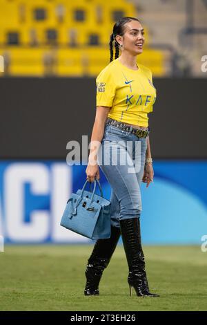 Georgina Rodriguez lächelt mit einer blauen Birkin Alligator-Handtasche und mit Guess-Jeans und Le Silla-Stiefeln auf dem Spielfeld, nach dem Spiel Al-Nassr FC (KSA) gegen Al Duhail SC (QAT) am 24. Oktober in der AFC Champions League 2023-24 Gruppe E im Al Awwal Park. 2023 in Riad, Saudi-Arabien. Al-Nassr FC besiegte Al Duhail SC mit 4-3, Cristiano Ronaldo erzielte zwei Tore. Foto von Victor Fraile / Power Sport Images Stockfoto