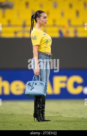 Georgina Rodriguez geht mit einer blauen Birkin Alligator Handtasche und trägt Guess Jeans und Le Silla Stiefel auf dem Spielfeld, nach dem Spiel Al-Nassr FC (KSA) gegen Al Duhail SC (QAT) 2023-24 am 24. Oktober im Al Awwal Park. 2023 in Riad, Saudi-Arabien. Al-Nassr FC besiegte Al Duhail SC mit 4-3, Cristiano Ronaldo erzielte zwei Tore. Foto von Victor Fraile / Power Sport Images Stockfoto