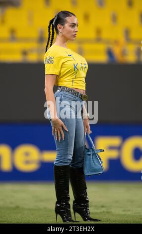 Georgina Rodriguez geht mit einer blauen Birkin Alligator Handtasche und trägt Guess Jeans und Le Silla Stiefel auf dem Spielfeld, nach dem Spiel Al-Nassr FC (KSA) gegen Al Duhail SC (QAT) 2023-24 am 24. Oktober im Al Awwal Park. 2023 in Riad, Saudi-Arabien. Al-Nassr FC besiegte Al Duhail SC mit 4-3, Cristiano Ronaldo erzielte zwei Tore. Foto von Victor Fraile / Power Sport Images Stockfoto