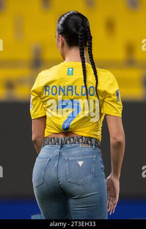 Georgina Rodriguez geht mit einer blauen Birkin Alligator Handtasche und trägt Guess Jeans und Le Silla Stiefel auf dem Spielfeld, nach dem Spiel Al-Nassr FC (KSA) gegen Al Duhail SC (QAT) 2023-24 am 24. Oktober im Al Awwal Park. 2023 in Riad, Saudi-Arabien. Al-Nassr FC besiegte Al Duhail SC mit 4-3, Cristiano Ronaldo erzielte zwei Tore. Foto von Victor Fraile / Power Sport Images Stockfoto