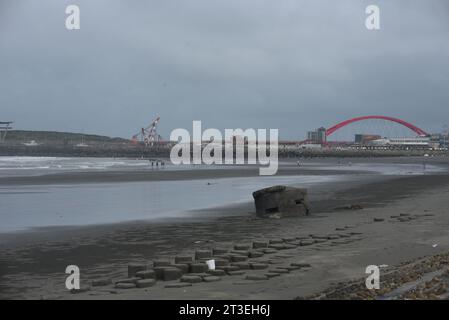 *** KEINE VERKÄUFE AN FRANZÖSISCHE MEDIEN ODER VERLAGE - RECHTE VORBEHALTEN ***09. OKTOBER 2023 - ZHUWEI, TAIWAN: Blick auf einen alten Bunker und den Fischerhafen Zhuwei (im Hintergrund) an den großen Stränden nördlich von Taipeh, die von Militärexperten als Hauptziel für eine chinesische Militärlandung angesehen werden, wenn sie sich dazu entschließen, einzumarschieren. Dieser Strand, nur wenige Kilometer vom größten internationalen Flughafen der Insel und etwa 40 Kilometer vom Zentrum Taipeis entfernt, ist einer der sogenannten „roten Strände“ im Zentrum der Verteidigungsstrategie Taiwans. Stockfoto