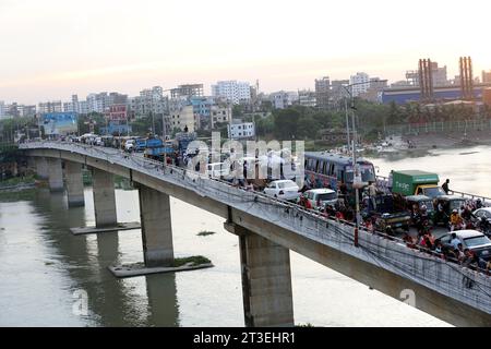 Dhaka, Bangladesch. Oktober 2023. Fahrzeuge sind am 25. Oktober 2023 in Dhaka, Bangladesch, in einem Stau gefangen. In den letzten zehn Jahren ist die durchschnittliche Verkehrsgeschwindigkeit in Dhaka von 21 km/h auf 7 km/h gesunken, nur etwas schneller als zu Fuß. Staus in Dhaka verbrauchen laut statischen Berichten täglich rund 3,2 Millionen Arbeitsstunden. Foto: Habibur Rahman/ABACAPRESS.COM Credit: Abaca Press/Alamy Live News Stockfoto