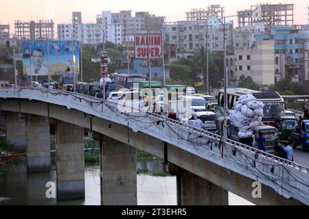 Dhaka, Bangladesch. Oktober 2023. Fahrzeuge sind am 25. Oktober 2023 in Dhaka, Bangladesch, in einem Stau gefangen. In den letzten zehn Jahren ist die durchschnittliche Verkehrsgeschwindigkeit in Dhaka von 21 km/h auf 7 km/h gesunken, nur etwas schneller als zu Fuß. Staus in Dhaka verbrauchen laut statischen Berichten täglich rund 3,2 Millionen Arbeitsstunden. Foto: Habibur Rahman/ABACAPRESS.COM Credit: Abaca Press/Alamy Live News Stockfoto