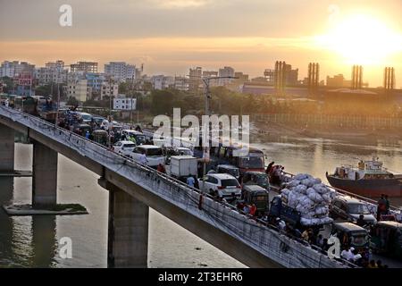 Dhaka, Bangladesch. Oktober 2023. Fahrzeuge sind am 25. Oktober 2023 in Dhaka, Bangladesch, in einem Stau gefangen. In den letzten zehn Jahren ist die durchschnittliche Verkehrsgeschwindigkeit in Dhaka von 21 km/h auf 7 km/h gesunken, nur etwas schneller als zu Fuß. Staus in Dhaka verbrauchen laut statischen Berichten täglich rund 3,2 Millionen Arbeitsstunden. Foto: Habibur Rahman/ABACAPRESS.COM Credit: Abaca Press/Alamy Live News Stockfoto