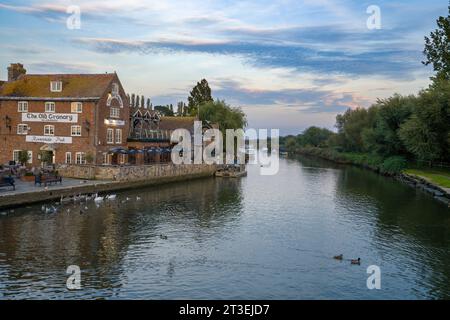 The Old Granary Pub & Restaurant at Sunset on the River Frome at Sunset, Wareham, Dorset, England, Großbritannien Stockfoto