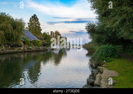 The Priory Hotel on the River Frome at Sunrise, Wareham, Dorset, England, Großbritannien Stockfoto