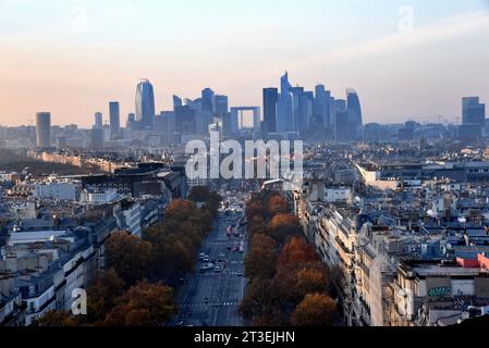 Paris (Frankreich): Avenue de la Grande Armee vom Triumphbogen aus gesehen. Im Hintergrund ist der Bezirk La Defense Stockfoto