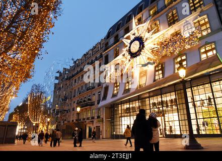 Paris (Frankreich): Dior Boutique an der 127 Avenue des Champs-Elysees in Paris 8. Arrondissement (Bezirk) Stockfoto