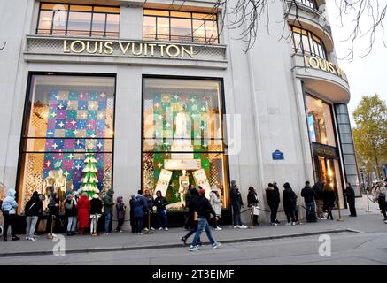 Paris (Frankreich): Boutique Louis Vuitton an der 127 Avenue des Champs-Elysees in Paris 8. Arrondissement (Bezirk) Stockfoto