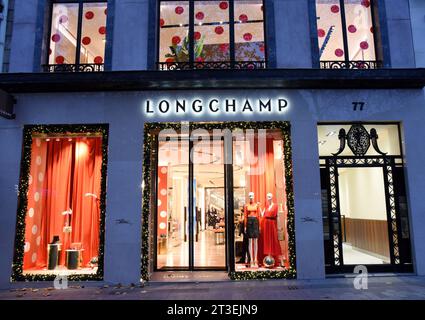 Paris (Frankreich): Boutique Longchamp an der 77 Avenue des Champs-Elysees in Paris 8. Arrondissement (Bezirk) Stockfoto