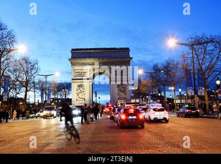 Paris (Frankreich): Triumphbogen auf dem Platz „Place de Charles de Gaulle“ von der Avenue des Champs Elysees im 8. arron Stockfoto