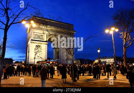 Paris (Frankreich): Der Triumphbogen auf dem Platz „Place de Charles de Gaulle“ aus dem 8. Arrondissement (Bezirk). Das Buildin Stockfoto