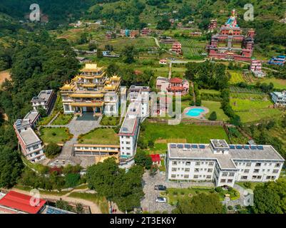 Luftaufnahme des Azom-Klosters in Dakshinkali, Nepal. Es liegt in der Nähe der Guru Rinpoche Statue. Es ist einer der besten Orte in der Nähe von Kathmandu Stockfoto