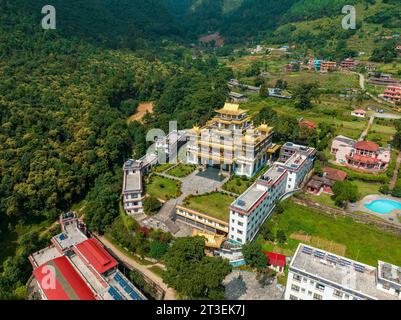 Luftaufnahme des Azom-Klosters in Dakshinkali, Nepal. Es liegt in der Nähe der Guru Rinpoche Statue. Es ist einer der besten Orte in der Nähe von Kathmandu Stockfoto