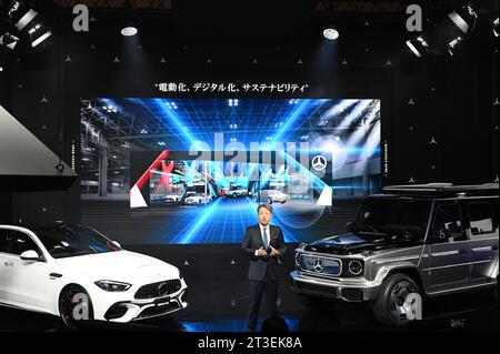 Kintaro Ueno, CEO von Mercedes Benz Japan, spricht am 25. Oktober 2023 während des Pressetages der Japan Mobility Show 2023 in Tokio. Quelle: AFLO/Alamy Live News Stockfoto