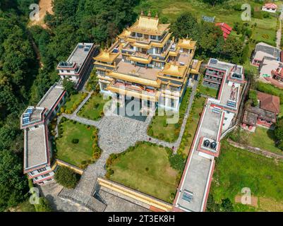 Luftaufnahme des Azom-Klosters in Dakshinkali, Nepal. Es liegt in der Nähe der Guru Rinpoche Statue. Es ist einer der besten Orte in der Nähe von Kathmandu Stockfoto