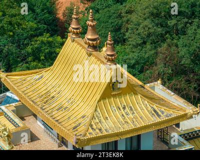 Luftaufnahme des Azom-Klosters in Dakshinkali, Nepal. Es liegt in der Nähe der Guru Rinpoche Statue. Es ist einer der besten Orte in der Nähe von Kathmandu Stockfoto